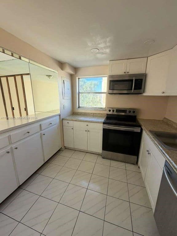 2+1 Condo — 9180 Fontainebleau Blvd APT 401