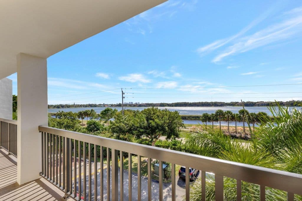 2+1 Condo — 115 Lake Emerald Drive #403