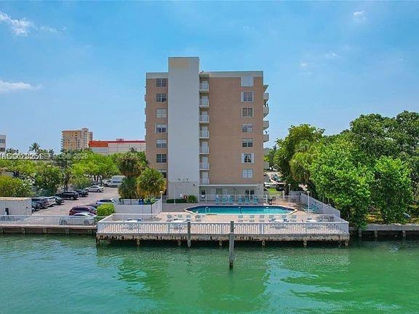 2+1 Condo — 1455 N Treasure Dr #Penthouse H