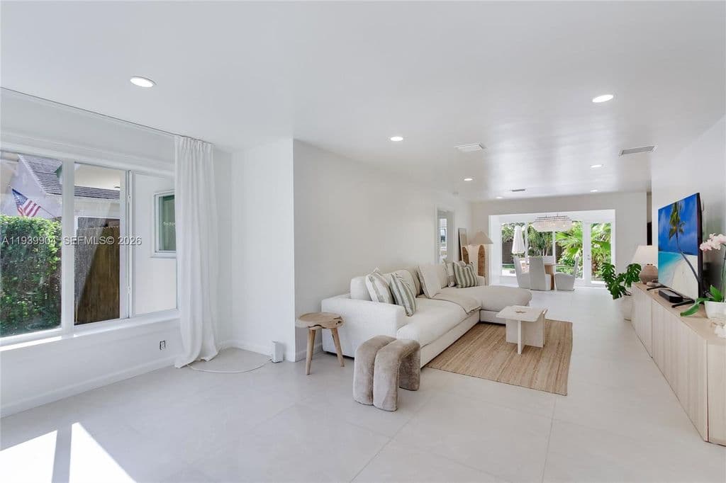 2+1 Müstakil ev — 617 SW 5th Ave