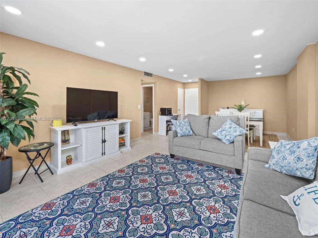 1+1 Condo — 322 Buchanan St APT 703