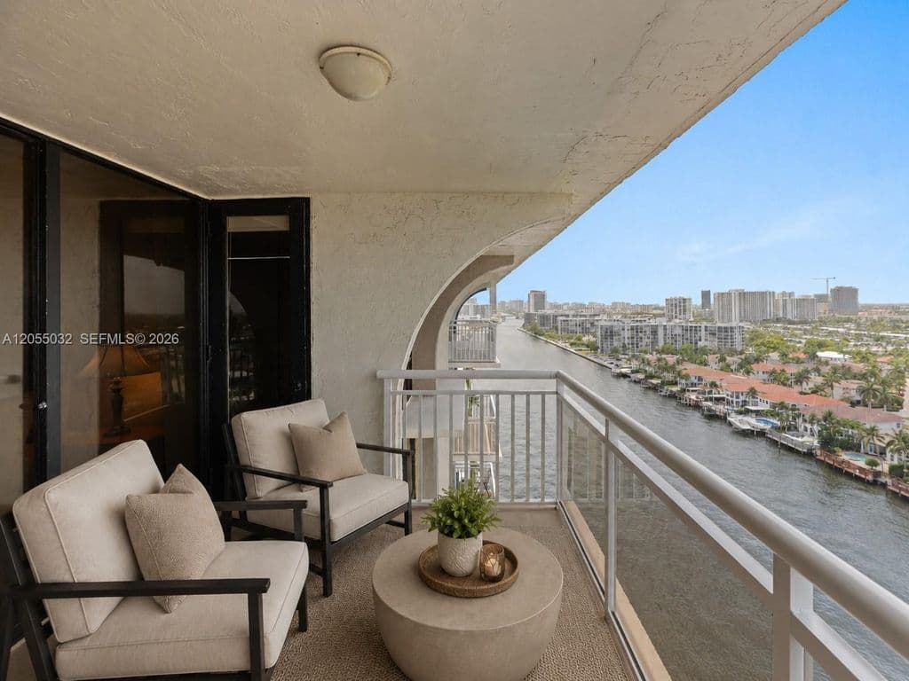 2+1 Condo — 1600 S Ocean Dr APT 18B