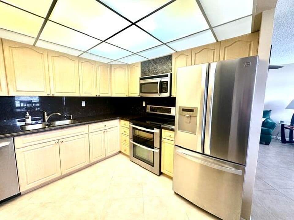 2-bedroom Condo — 1049 Lincoln C