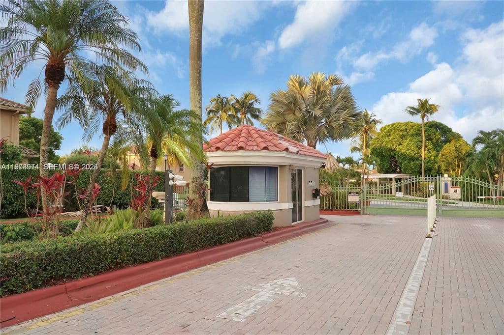 4+1 Müstakil ev — 2150 NW 100th Ave