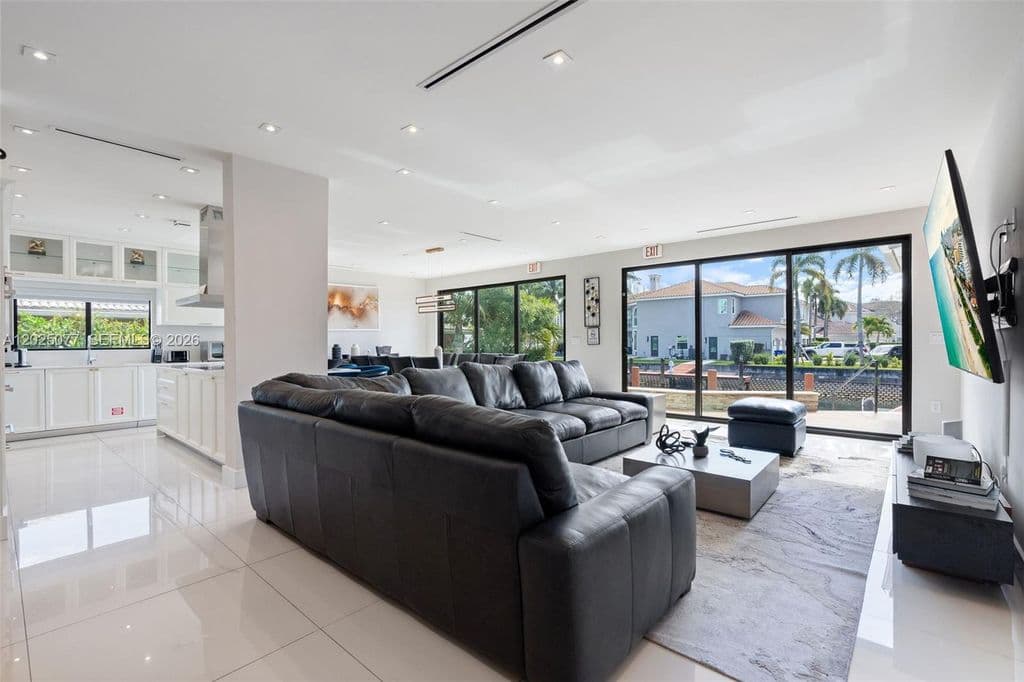 5-bedroom Single-Family Home — 850 Washington St