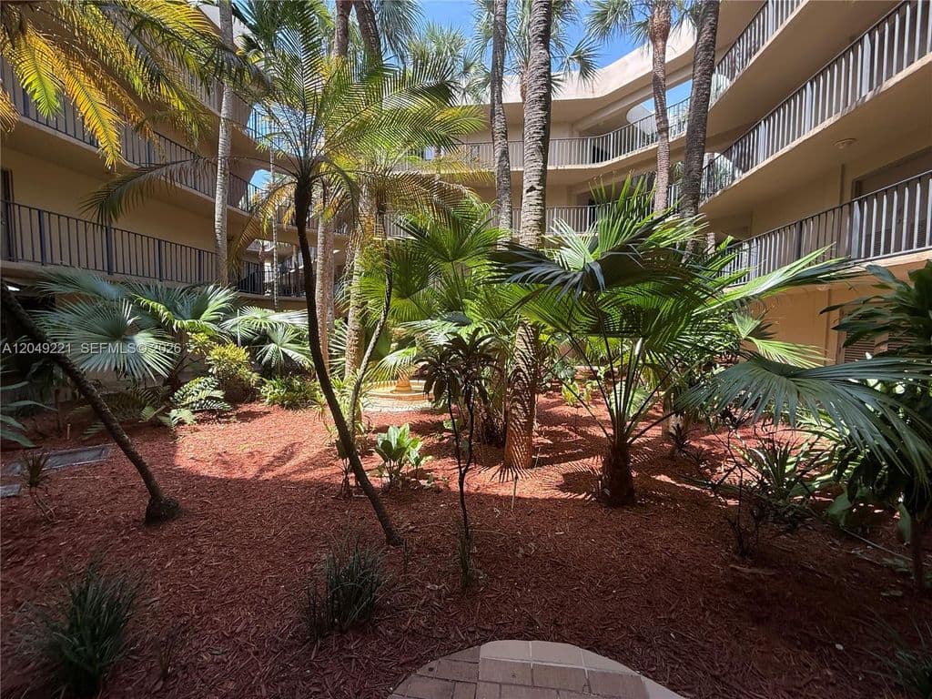 2+1 Condo — 8625 NW 8th St APT 420