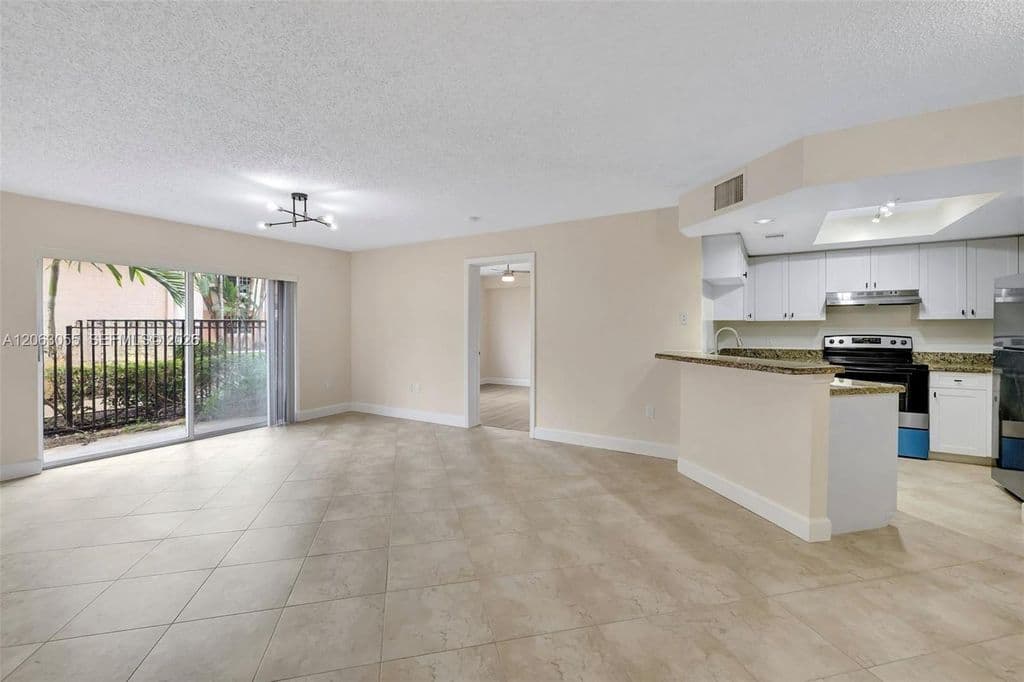 2+1 Condo — 2009 SE 10th Ave APT 302