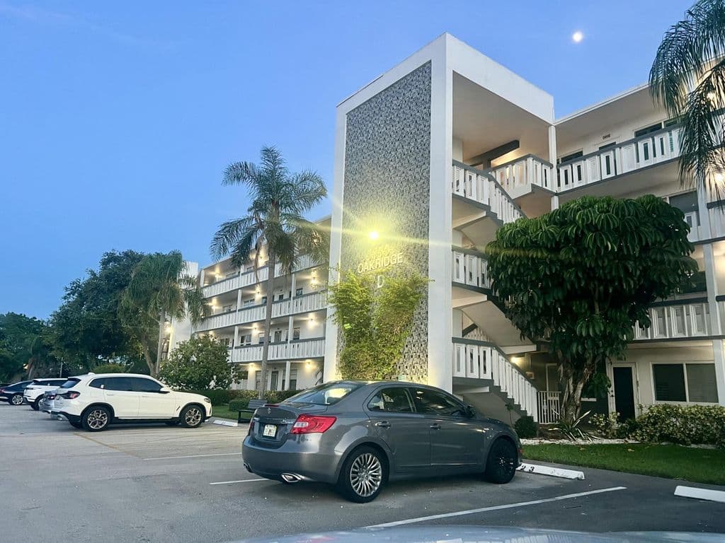2+1 Condo — 2026 Oakridge D