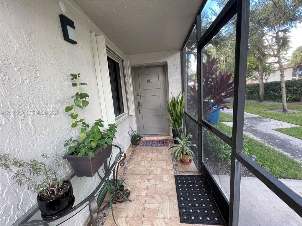 2+1 Condo — 16240 Laurel Dr #101
