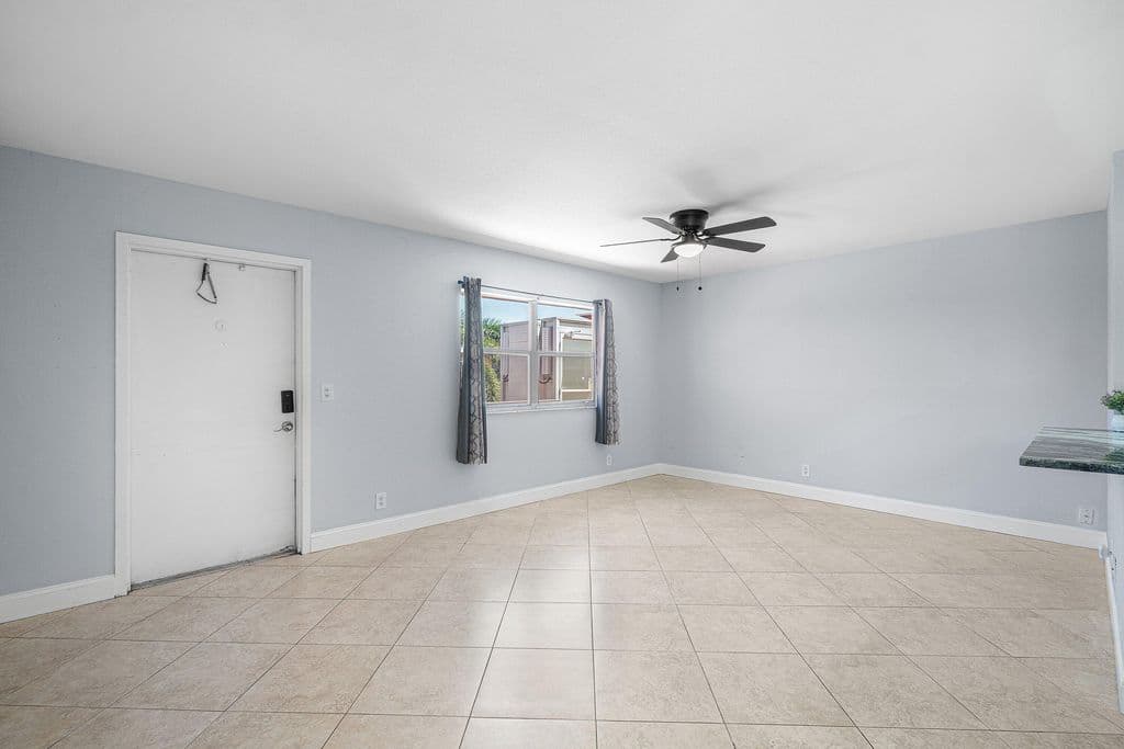 1+1 Condo — 566 Saxony L