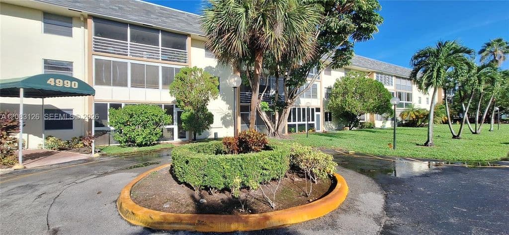 2-bedroom Condo — 4990 E Sabal Palm Blvd APT 202