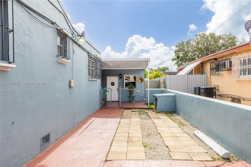 6+1 Mülk — 2818 SW 2nd St