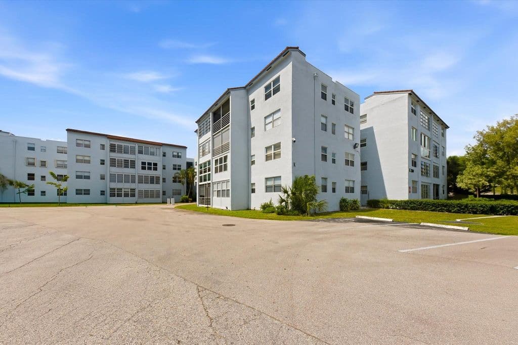 1+1 Condo — 2860 Somerset Drive #412k