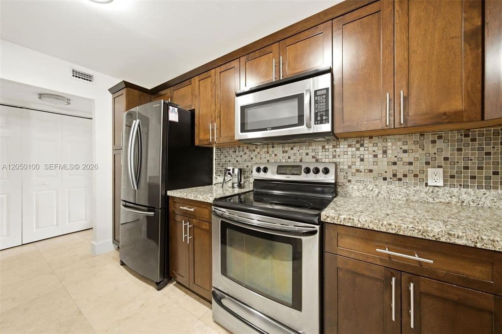 3+1 Condo — 3440 NE 192nd St #1P-A