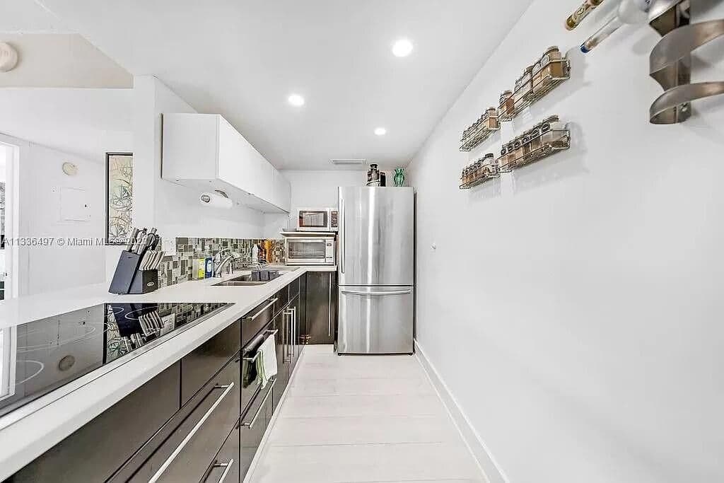 2-bedroom Condo — 1881 Washington Avenue #2g