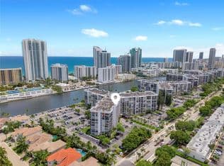 2+1 Condo — 1000 Parkview Dr APT 1007, Hallandale Beach, 33009