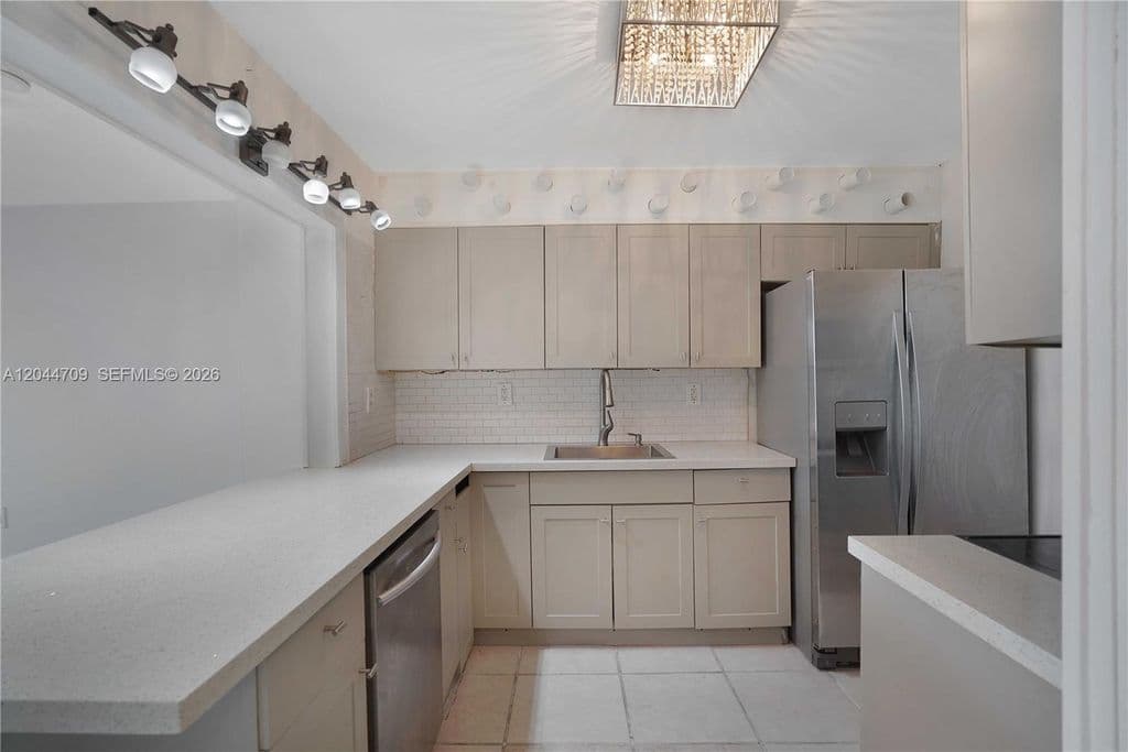 1+1 Condo — 6900 Bay Dr APT 3H