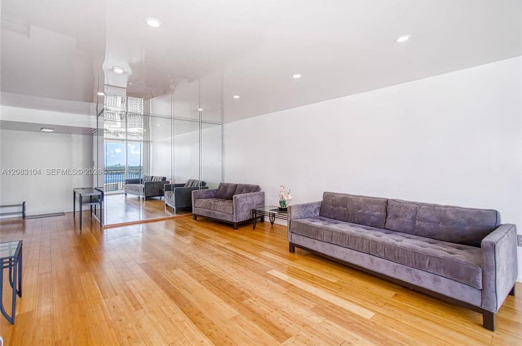 2+1 Condo — 18021 Biscayne Blvd APT 1604