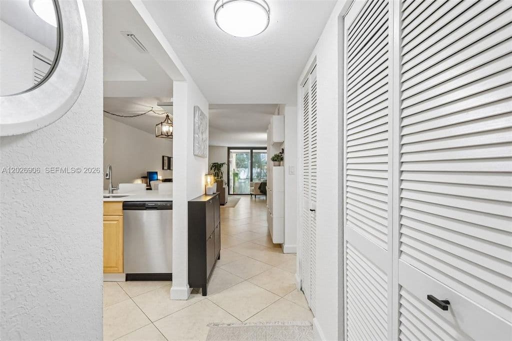 2-bedroom Condo — 400 Commodore Dr APT 206