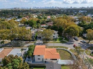 4+1 Müstakil ev — 5251 SW 6th St, Miami, 33134