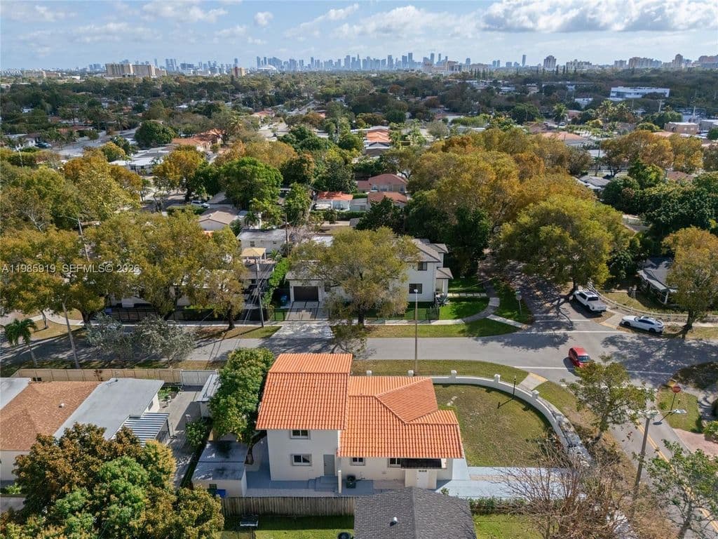 4+1 Müstakil ev — 5251 SW 6th St