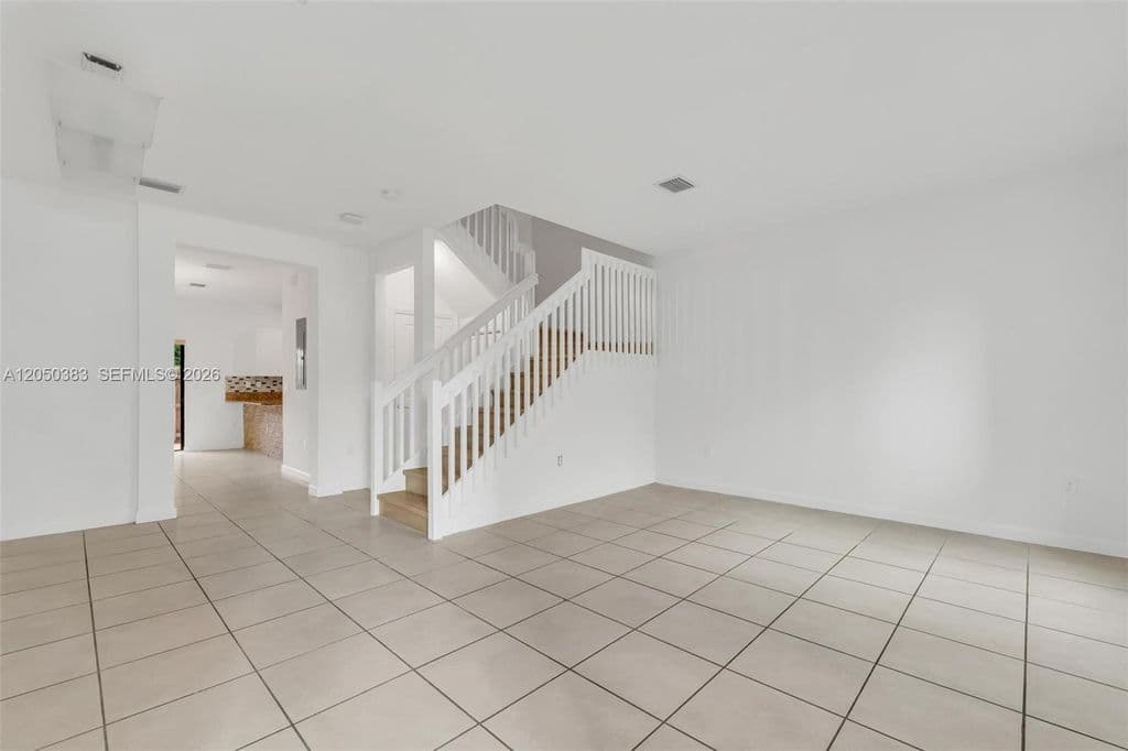 3+1 Mülk — 582 NE 207th St