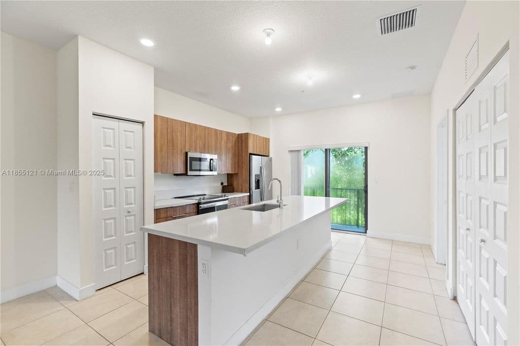 2-bedroom Condo — 7831 NW 104th Ave APT 22