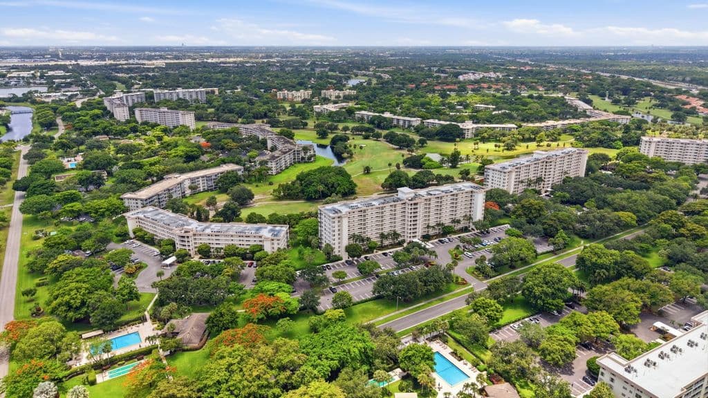 3-bedroom Condo — 3510 Oaks Way #703
