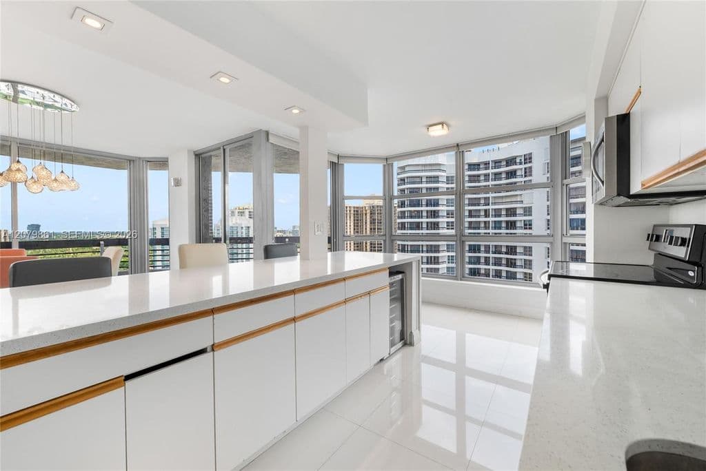 2+1 Condo — 19101 NE 36th Ct APT 2607