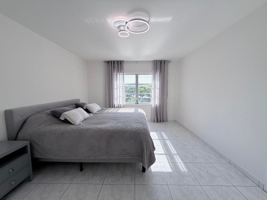 2+1 Condo — 200 DIPLOMAT Parkway #520