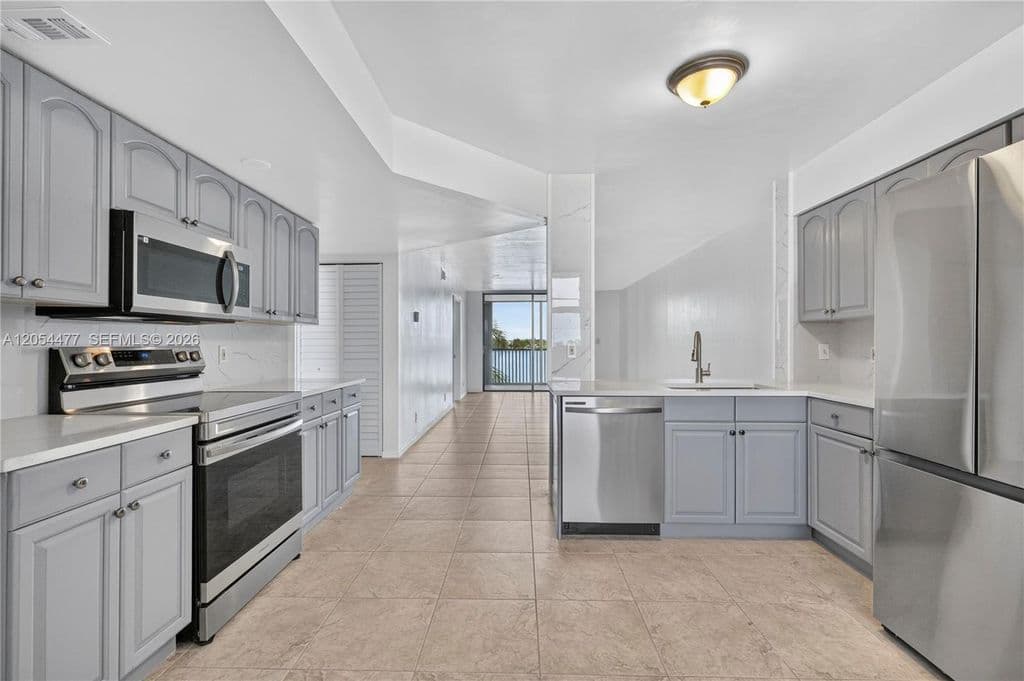 2-bedroom Condo — 117 Lake Emerald Dr APT 408