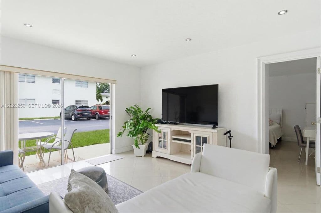 1+1 Condo — 7680 SW 82nd St APT H121