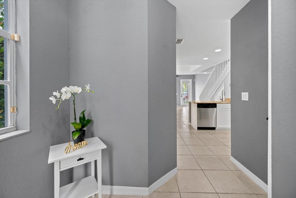3-bedroom Property — 902 S Federal Highway #8