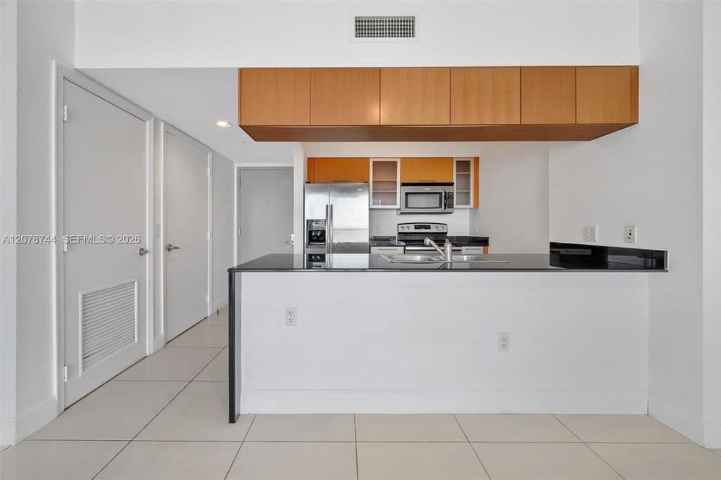 1+1 Condo — 1750 N Bayshore Dr APT 4011