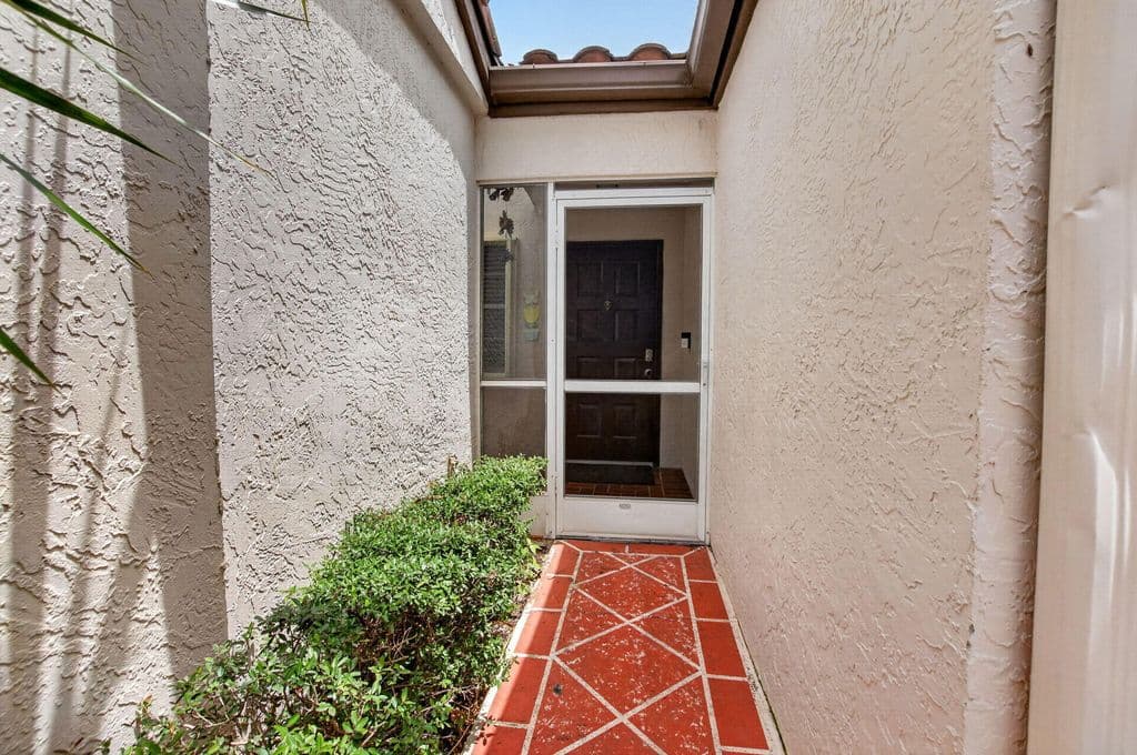 2-bedroom Condo — 6082 Waldwick Circle