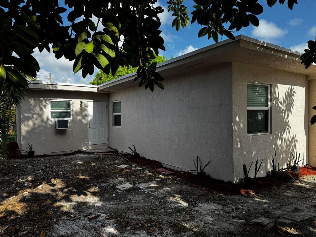 4-bedroom Single-Family Home — 405 N E Street