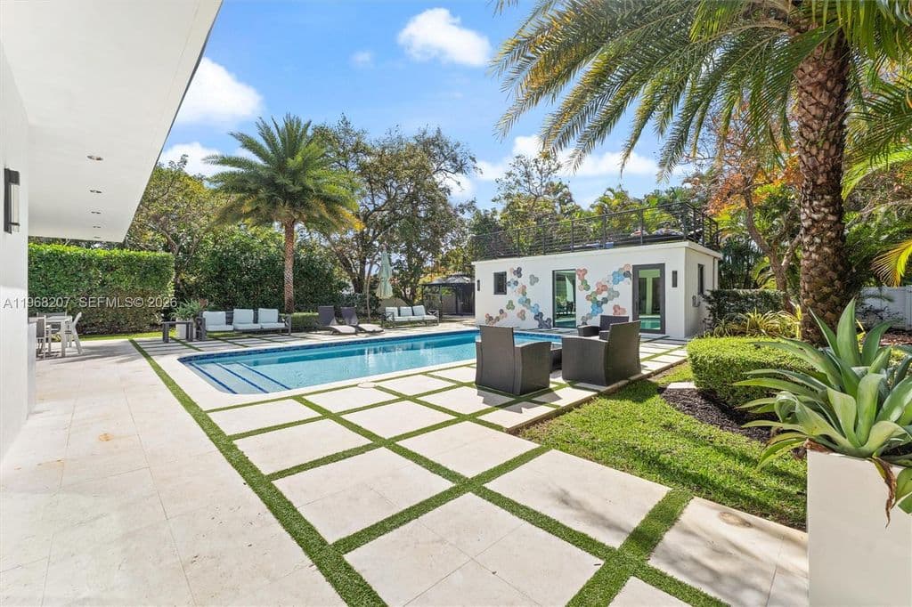 5+1 Müstakil ev — 400 NW 24th St