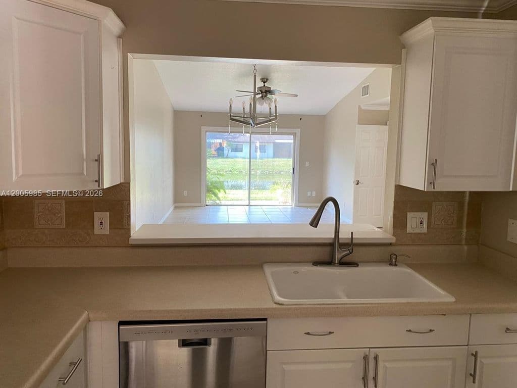 3+1 Mülk — 803 SW 119th Way