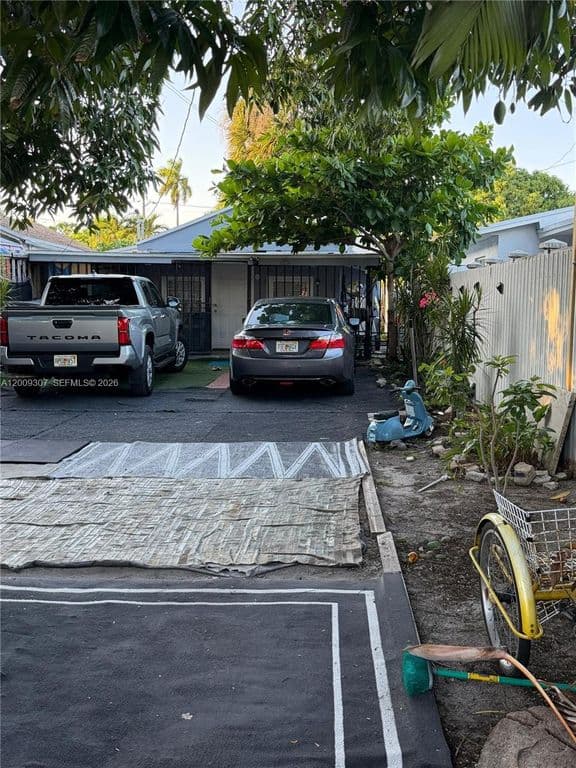 6-bedroom Property — 1111 NW 26th St
