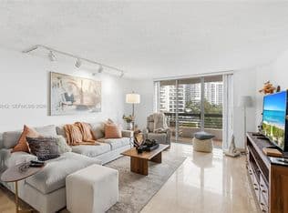 2-bedroom Condo — 19195 NE 36th Ct APT 502, Aventura, 33180