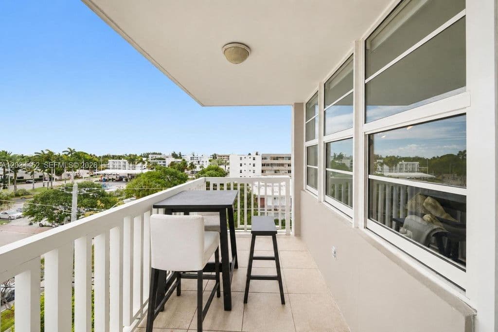 2+1 Condo — 2016 Bay Dr APT 504