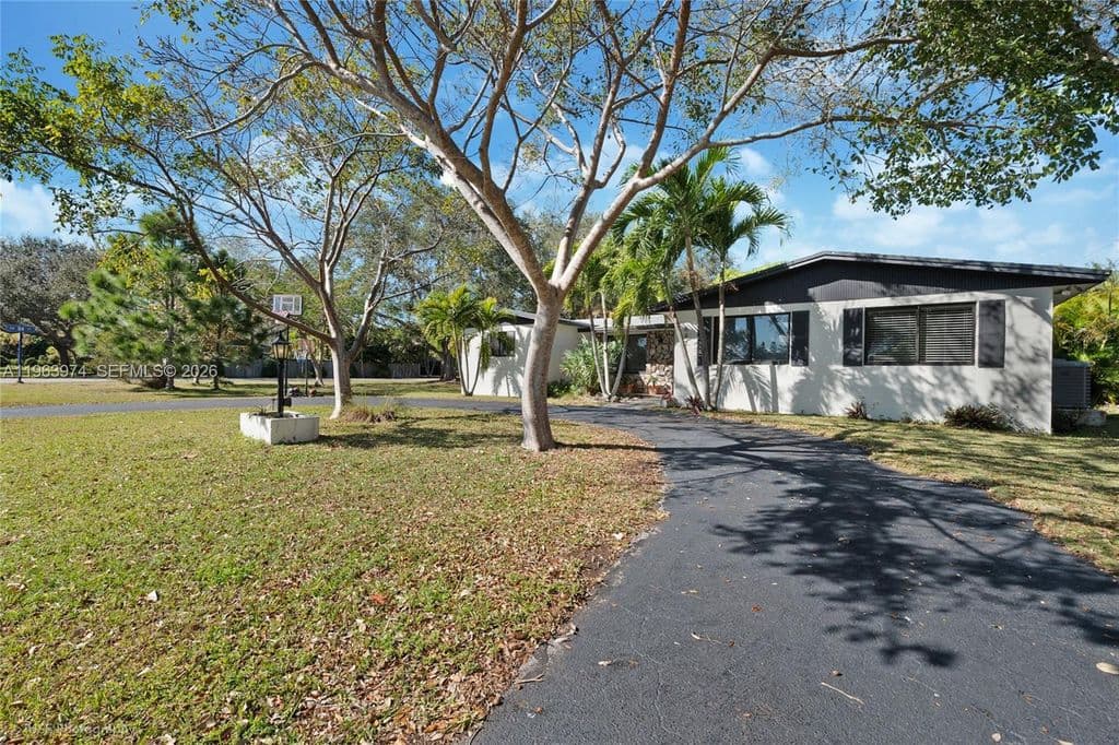 4+1 Müstakil ev — 8425 SW 174th St