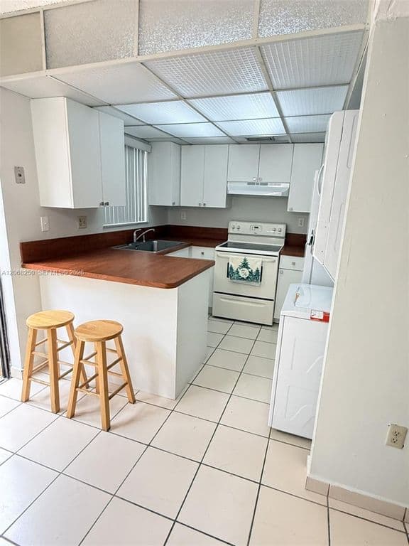 2-bedroom Property — 1701 W 42nd Pl APT 10