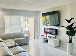 3-bedroom Condo — 14250 SW 62nd St APT 319, Miami, 33183