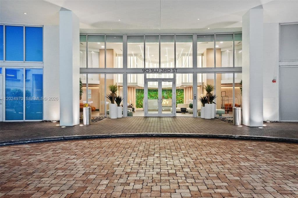 2-bedroom Condo — 90 SW 3rd St APT 3810