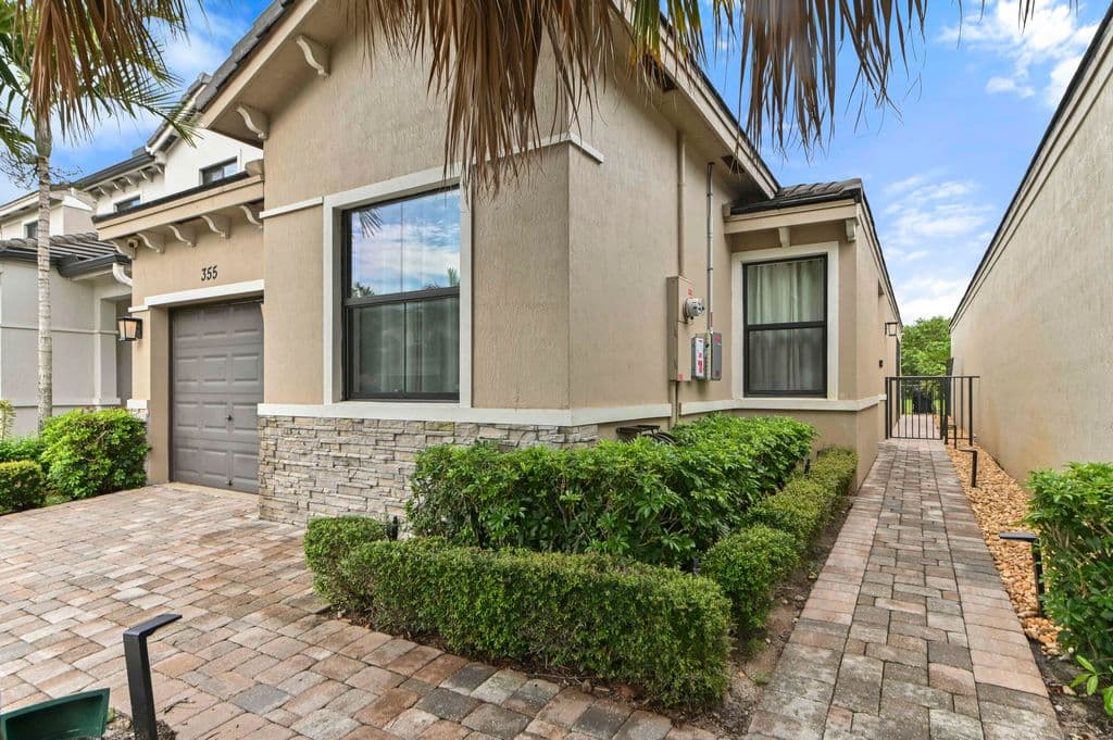 3-bedroom Single-Family Home — 355 NW 33RD Lane