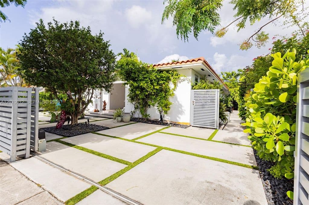 5+1 Müstakil ev — 619 SW 39th Ave