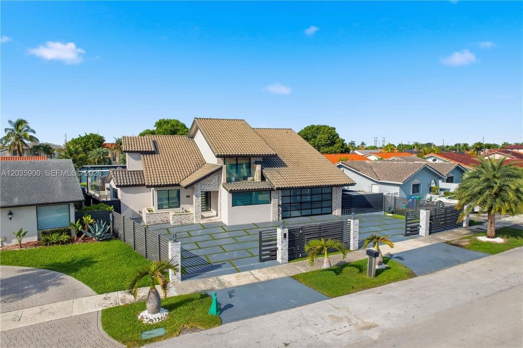 5+1 Müstakil ev — 13330 SW 5th St
