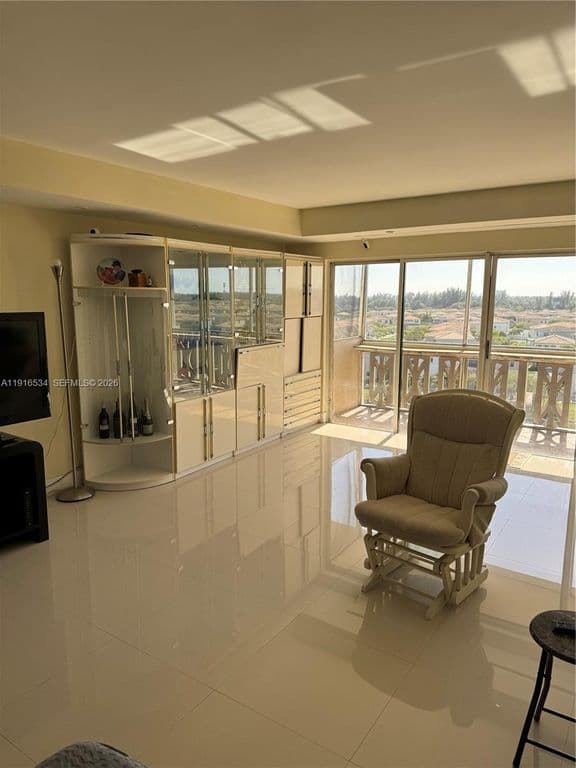2+1 Condo — 800 NE 195th St APT 714