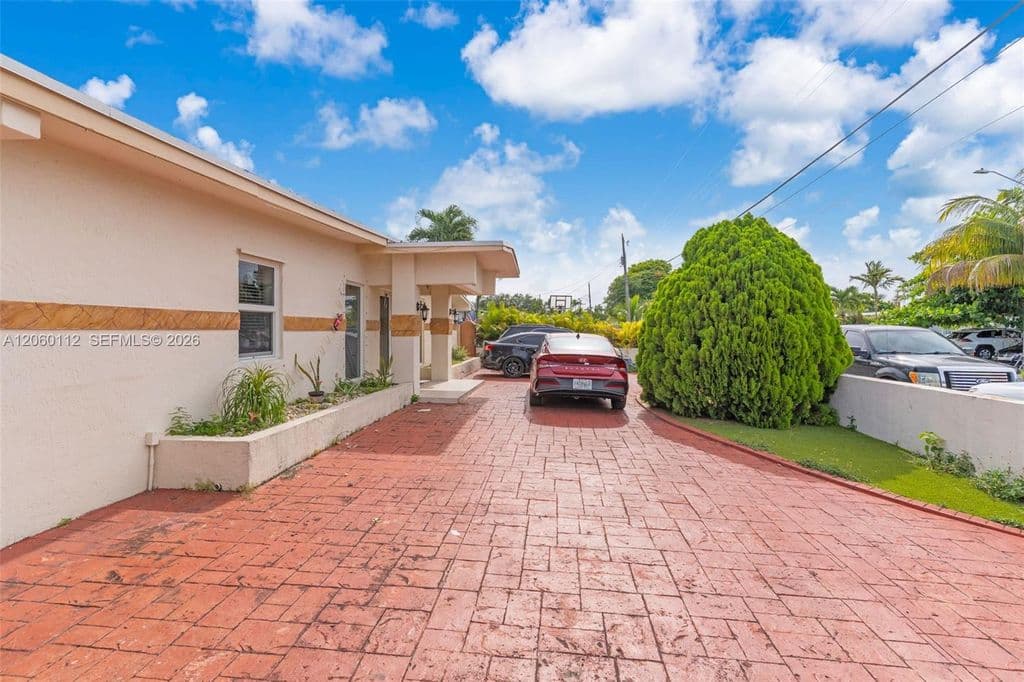 6-bedroom Single-Family Home — 11470 SW 57th Ter